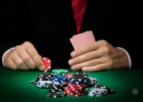 Cum te poate ajuta îmbunătățirea abilităților strategice din poker să evoluezi în viața de zi cu zi