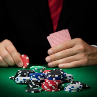 Cum te poate ajuta îmbunătățirea abilităților strategice din poker să evoluezi în viața de zi cu zi