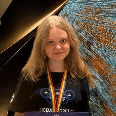 Dincolo de formule: Carina Viespescu, olimpica cu aur mondial la matematică și informatică, scrie poezie și mentorat