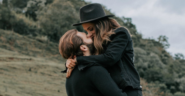 Femeia trebuie tinuta in brate cel putin o data pe zi