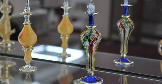 Top 5 parfumuri care au făcut istorie: Poveștile parfumurilor eterne