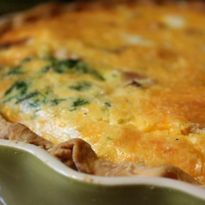 Quiche cu blat din cartofi si umplutura delicioasa de branza si verdeturi de primavara