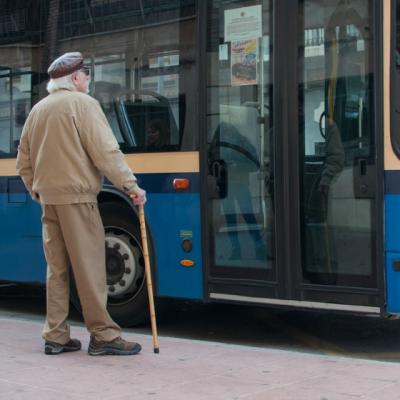 Unui batranel i-au furat portofelul in autobuz. Apoi asta s-a intamplat