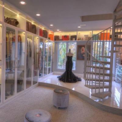 Dressingul acestei femei este mai mare decat un magazin. Iata cum arata!