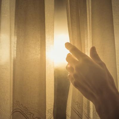 Ferestrele pot schimba toată camera: 5 idei spectaculoase cu perdele, draperii, storuri și galerii ascunse
