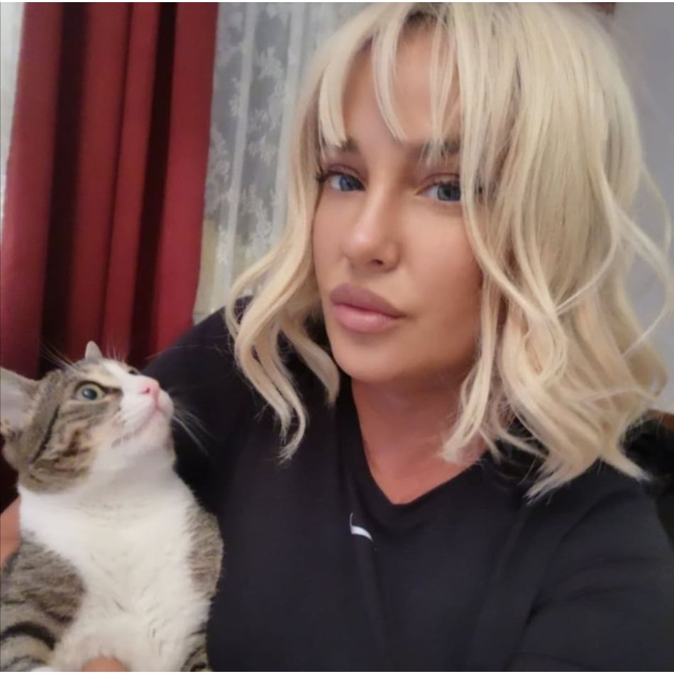 Tania Budi, irezistibilă la 53 de ani! Vedeta a apelat de curând la prima intervenție estetică