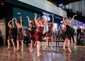 Surpriză artistică pentru călătorii aflați în tranzit pe Aeroportul Internațional Henri Coandă, de Ziua Internațională a Femeii