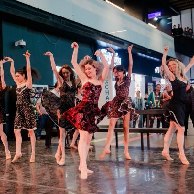 Surpriză artistică pentru călătorii aflați în tranzit pe Aeroportul Internațional Henri Coandă, de Ziua Internațională a Femeii 