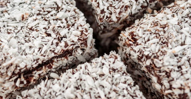 Prăjitura tăvălită - Rețetă cu cocos și variante delicioase