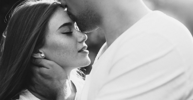 30 de semne secrete prin care îți mărturisește că te iubește fără să îți spună un cuvânt
