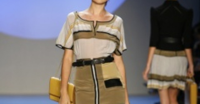 Cum se poarta rochia cu imprimeuri Pop Art