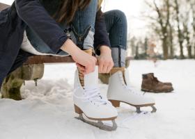 Cum să te pregătești corect pentru ora de patinaj pe gheață: echipament și sfaturi utile