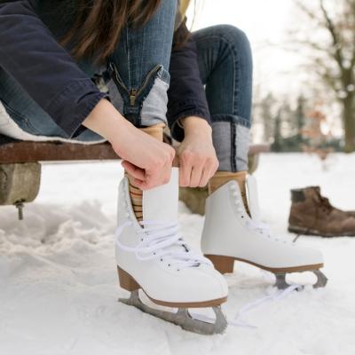 Cum să te pregătești corect pentru ora de patinaj pe gheață: echipament și sfaturi utile