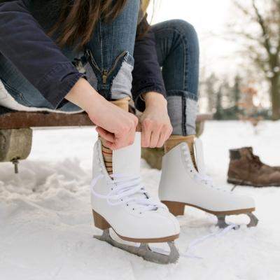 Cum să te pregătești corect pentru ora de patinaj pe gheață: echipament și sfaturi utile