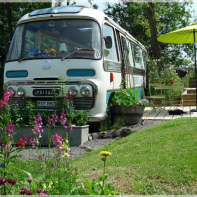 Video: Arata ca un autobuz vechi. Insa uite ce se intampla cand deschide usa