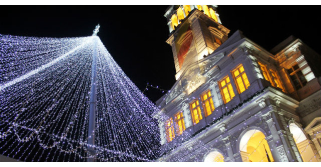 Foto: Acest oras din Romania are cele mai frumoase decoratiuni din Europa. Un milion de beculete au fost aprinse de Craciun