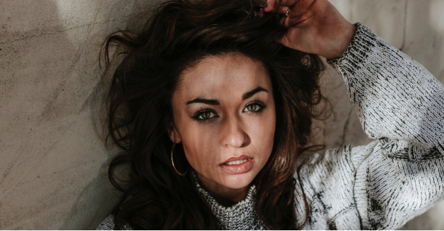 Coafura rezistă: cum fixezi părul natural cu aceste top 4 fixative