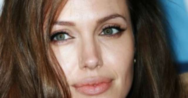 Practic: Machiaj sexy cat eyes, inspirat de Angelina Jolie
