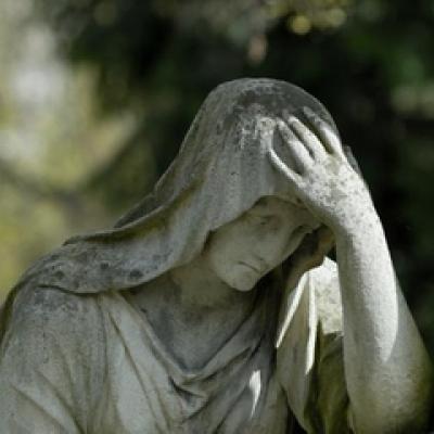 Ce vedeta si-a serbat ziua de nastere in cimitir?