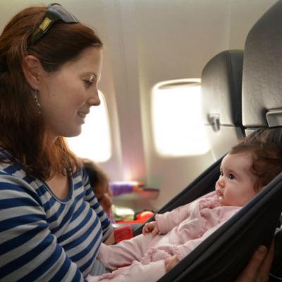 Un barbat a fost asezat in avion langa o mamica si bebelusul ei. Ce a urmat?