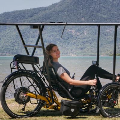 Doi exploratori români vor să traverseze Australia pe tricicletă