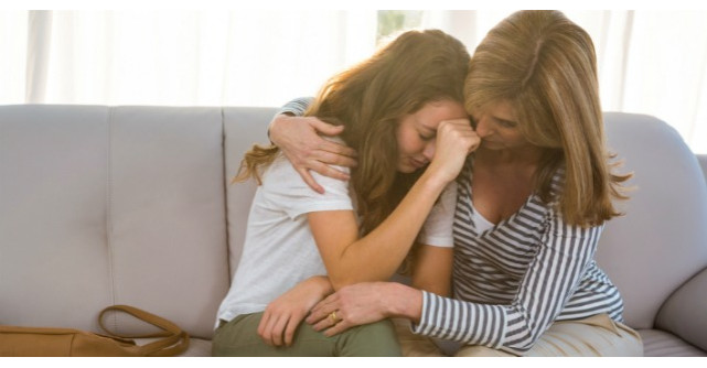 Aceasta femeie si-a gasit fiica adolescenta plangand. Iata ce a urmat