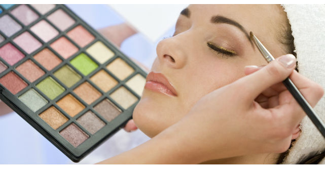 Uite ce afectiuni declanseaza chimicalele din cosmetice