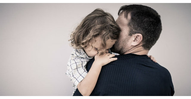 Un barbat ajunge tarziu de la munca. La usa il asteapta fiul lui de cinci ani