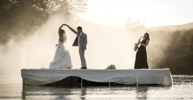 27 de melodii pentru dansul mirilor care vă vor transforma în regii ringului de dans