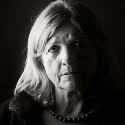 Un barbat vede o femeie batrana pe marginea drumului