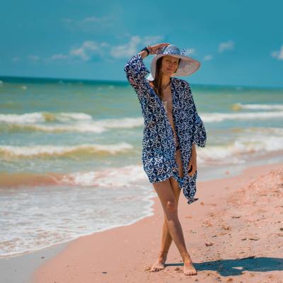 Haine de plajă: Mini-ghid complet cu recomandări de chimono, kaftan, pantaloni și rochii de plajă pentru sezonul estival