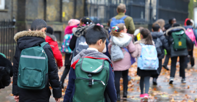 Toți băieții din școlile britanice vor învăța să respecte femeile! Guvernul lansează programul anti-misoginism