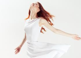 Piesa vestimentara care nu se demodeaza niciodata: o rochie alba!