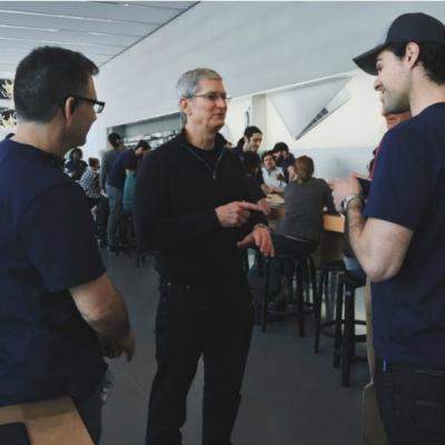 Wall-Street: Cat te costa sa iei pranzul cu seful Apple? 