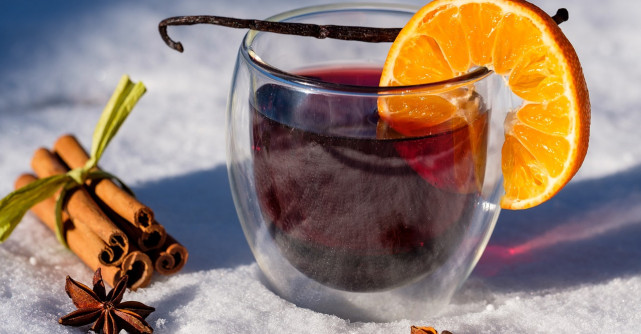 Reteta de vin fiert cu efecte terapeutice. Ce vin e bine sa alegi pentru fiert si ce condimente sa adaugi
