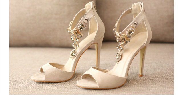 Sandale decorate cu accesorii tip bijuterii: pentru tinute originale