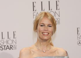 Claudia Schiffer a împlinit 55 de ani. S-a pozat în costum de baie, iar fanii i-au complimentat frumusețea naturală