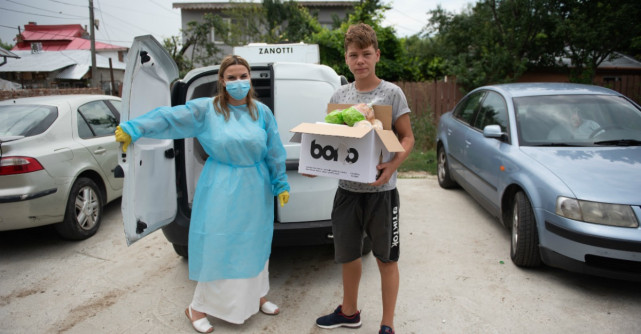 100.000 de porții de mâncare gătite de echipa de bucătari voluntari condusă Chef Adi Hădean pentru Solidar Social
