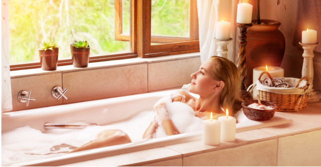 8 ingredinte pe care să le adaugi în cadă pentru o baie terapeutică