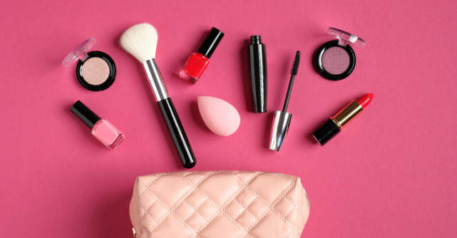 Ce să porți mereu în geantă: Produse de machiaj