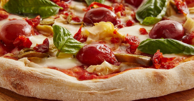 Cele mai rapide rețete de pizza din pâine veche, din lipie sau din aluat simplu