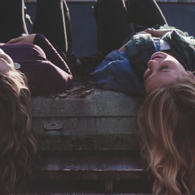 Cât de des ar trebui să-ți tunzi vârfurile, în funcție de tipul tău de păr