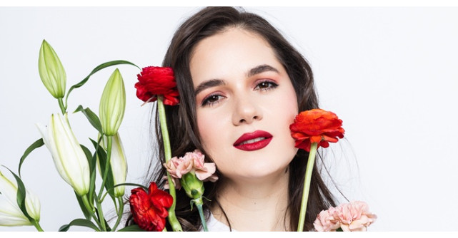 Raluca Radu, semifinalistă la Vocea României, a lansat oficial prima sa piesă – ALAI, o poveste muzicală interesantă