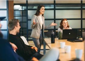 Cum să fii cea mai încrezătoare femeie dintr-o încăpere