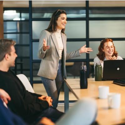 Cum să fii cea mai încrezătoare femeie dintr-o încăpere 