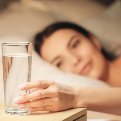 4 lucruri pe care sa le tii mereu pe noptiera, conform dermatologilor