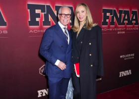 PATRICK SCHWARZENEGGER ÎL PREZINTĂ PE TOMMY HILFIGER LA PREMIILE FOOTWEAR NEWS ACHIEVEMENT AWARDS 2025