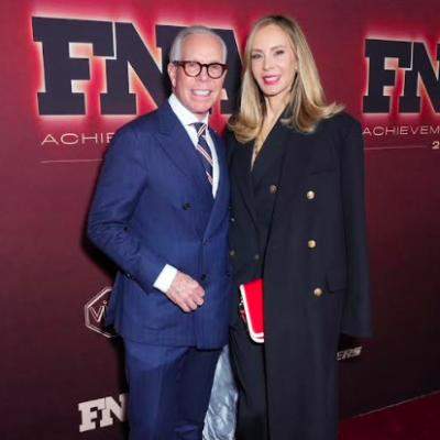 PATRICK SCHWARZENEGGER ÎL PREZINTĂ PE TOMMY HILFIGER LA PREMIILE FOOTWEAR NEWS ACHIEVEMENT AWARDS 2025