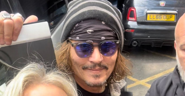 Johnny Depp iubește din nou! Actorul se află într-o relație cu o avocată cu 22 de ani mai tânără, aflată în proces de divorț