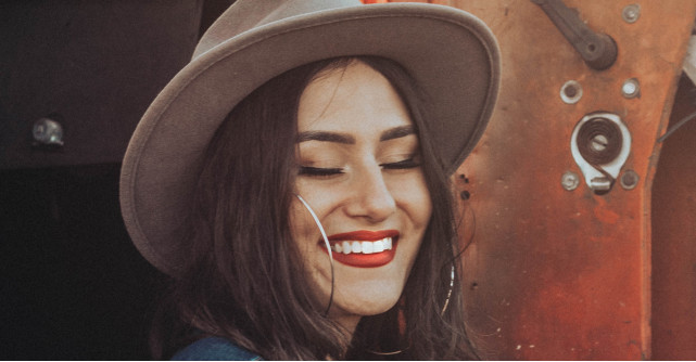 Rujurile în roșu închis sunt elegante: dar cui i se potrivesc